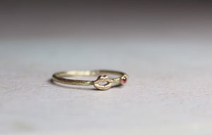 9k solid gold tiny lips ring with hot pink zircon