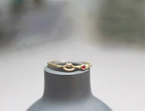 9k solid gold tiny lips ring with hot pink zircon