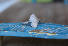 Load image into Gallery viewer, Silver Ginkgo leaf ring , Nature cast ring, Silver leaf jewellery, Silver botanical ring