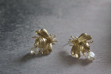 Load image into Gallery viewer, 14K solid gold bee earrings,  Bubble bee earrings, Pearl June birthstone jewelry, Wedding earrings